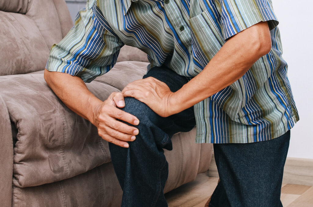 Knee Buckling Suddenly: Causes, Symptoms, and When to Be Evaluated